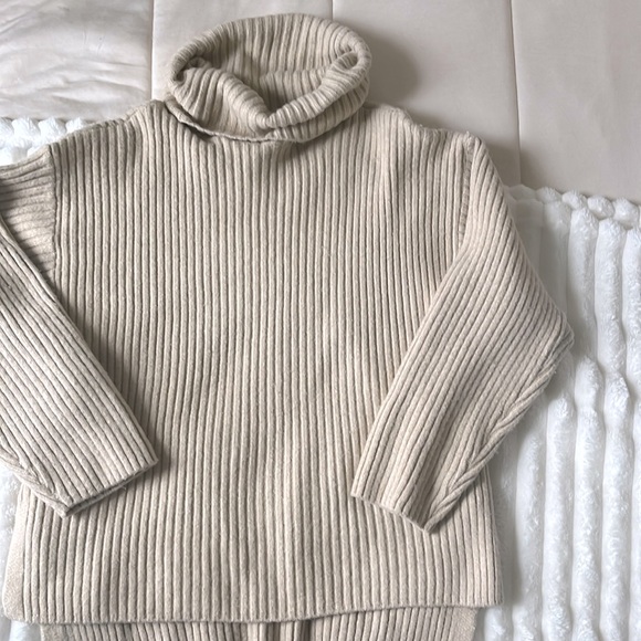 H&M Cream Sweater - Picture 2 of 8
